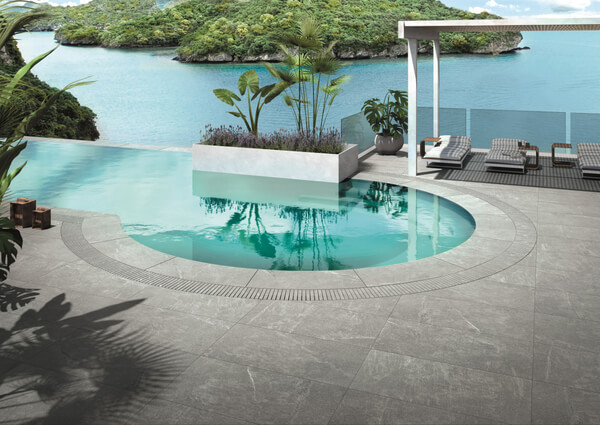 Moderner Pool mit Beckenumrandung