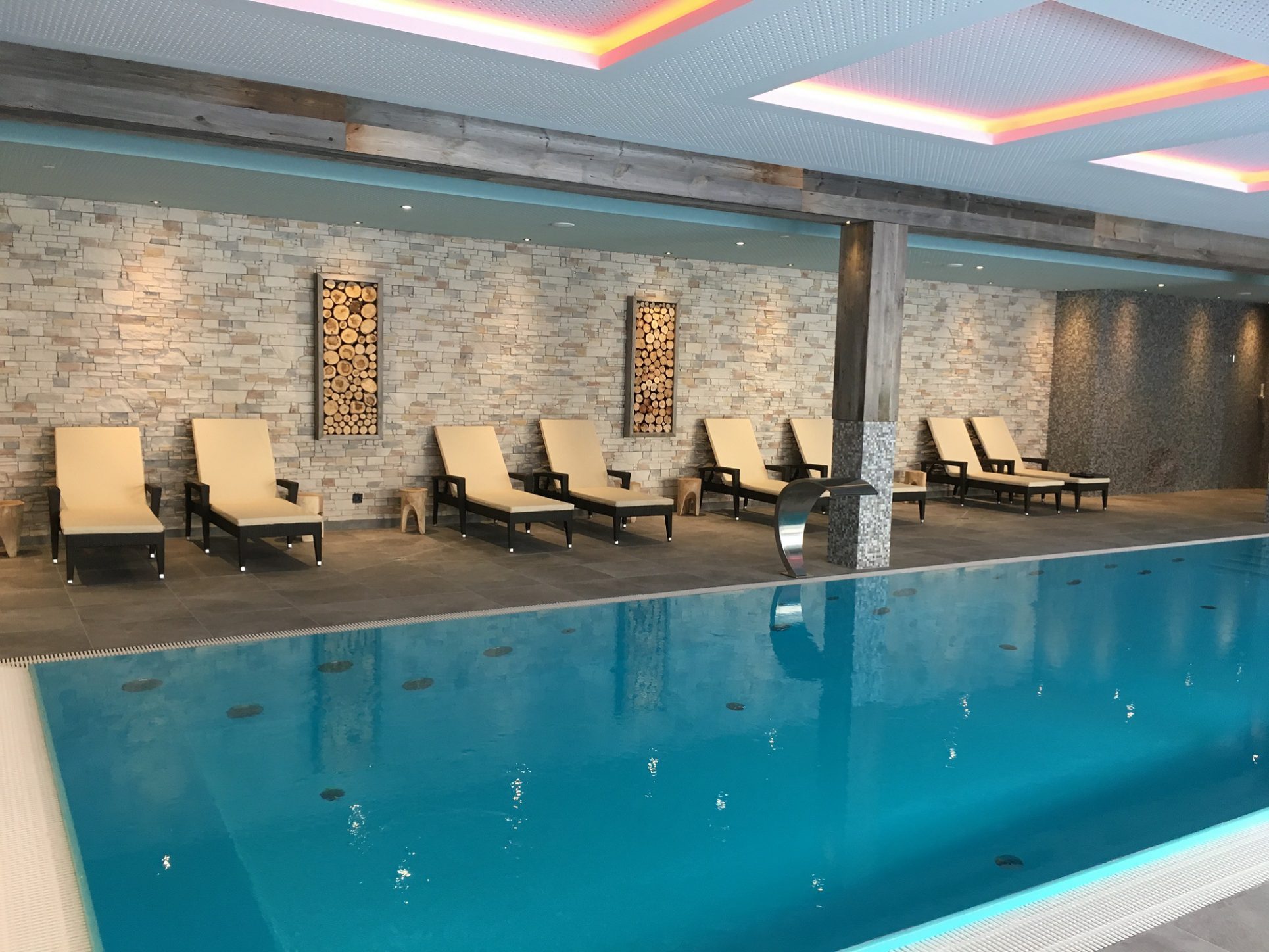 Wellnessbereich mit Fliesen und Naturstein Kerana