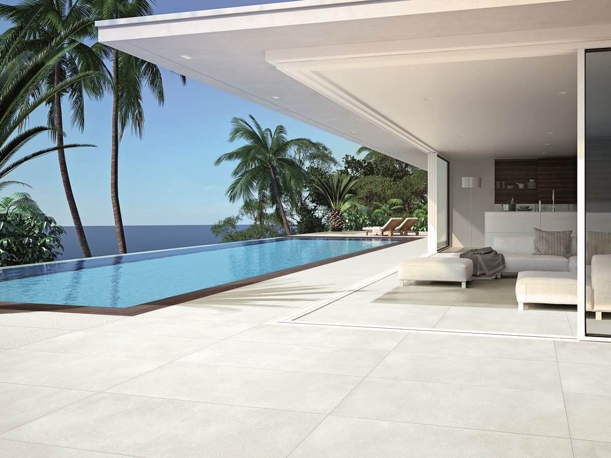 Outdoor Bereich mit Pool und Fliesen